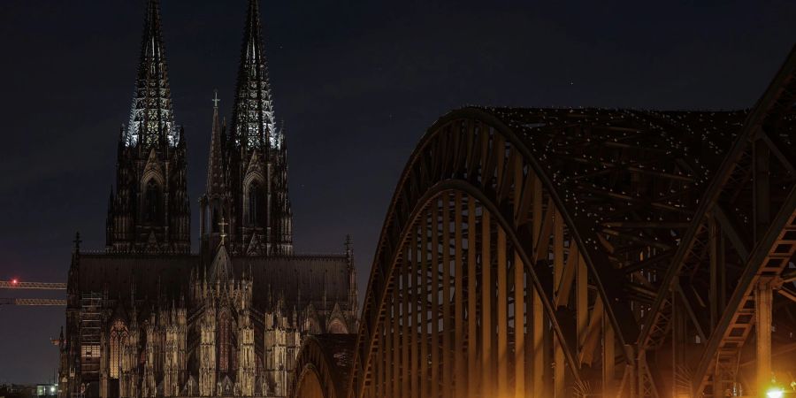 Die Spitzen der Türme des Kölner Doms. Der Dom war wegen der Energiekrise zuletzt bei Nacht vollständig unbeleuchtet.