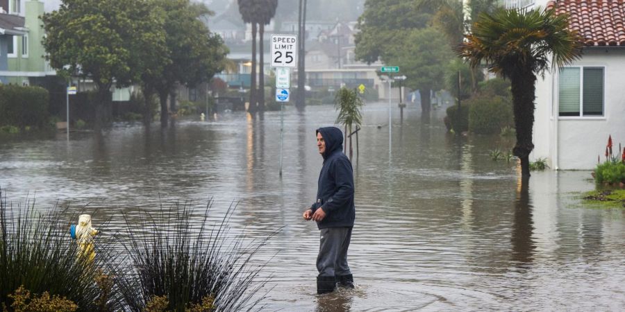 Überschwemmte Strasse im kalifornischen Aptos: Seit Ende Dezember wird der bevölkerungsreichste Bundesstaat der USA von heftigem Regen, starken Winden und Überschwemmungen heimgesucht.