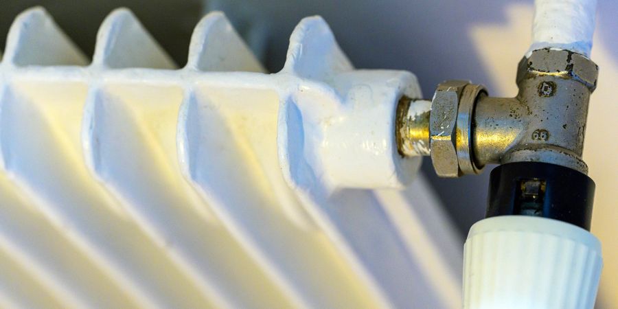 Thermostat und Heizkörper eines Altbaus. (Symbolbild).