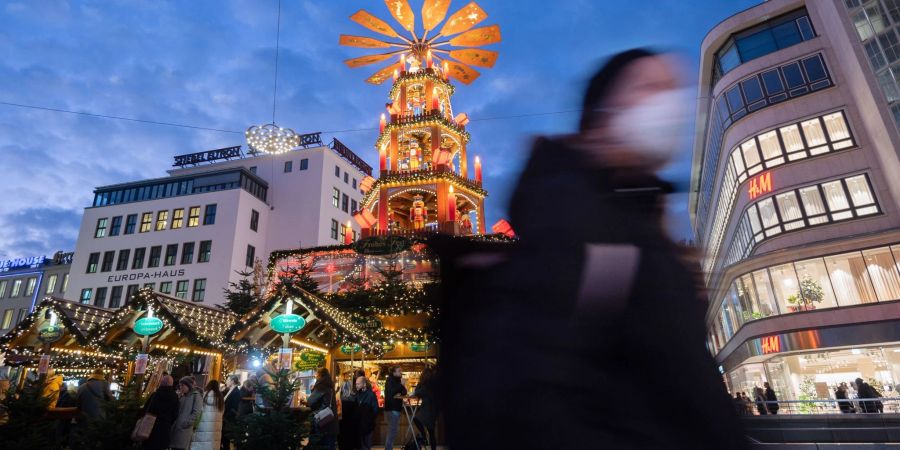 Nicht nur Corona, auch Influenza ist derzeit verstärkt im Umlauf. Angesichts der bevorstehenden Weihnachtstage ruft das Robert Koch-Institut (RKI) zu besonderer Rücksichtnahme auf.