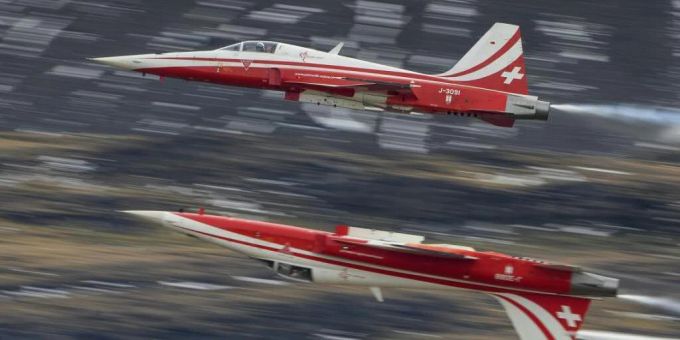 Im Training für eine Flugshow in den Niederlanden kam es im Juni 2016 zu einer Kollision zwischen zwei Kampfjets der Patrouille Suisse. Der Pilot der abgestürzten Maschine muss sich vor dem Militärgericht in Aarau verantworten. (Symbolbild) Im Training für eine Flugshow in den Niederlanden kam es im Juni 2016 zu einer Kollision zwischen zwei Kampfjets der Patrouille Suisse. Der Pilot der abgestürzten Maschine muss sich vor dem Militärgericht in Aarau verantworten. (Symbolbild)