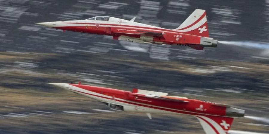 Im Training für eine Flugshow in den Niederlanden kam es im Juni 2016 zu einer Kollision zwischen zwei Kampfjets der Patrouille Suisse. Der Pilot der abgestürzten Maschine muss sich vor dem Militärgericht in Aarau verantworten. (Symbolbild)