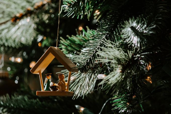 Für manche kann es bei Trauer tröstlich sein, unter den Festaktivitäten die eigentliche Weihnachtsbotschaft wiederzufinden. Krippe Baumschmuck Weihnachtsbaum Holzfiguren