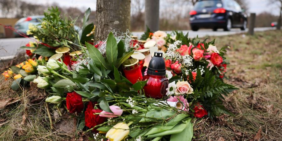 Blumen und Kerzen liegen an der Unfallstelle in Neumünster. Dort starben drei Fussgänger.