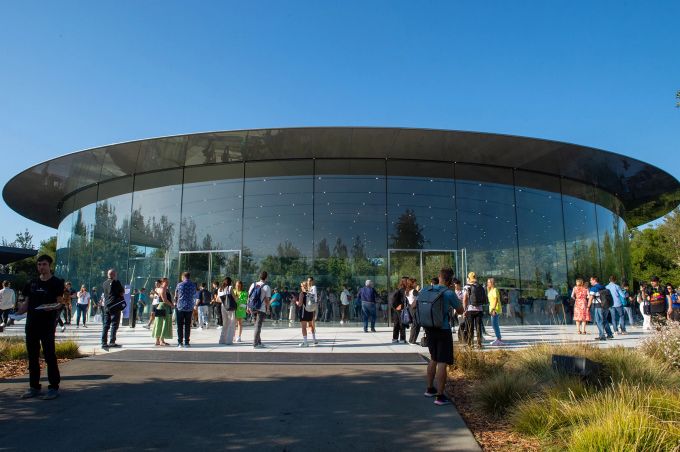 Dieses Gebäude auf dem Gelände des Apple Parks trägt den Namen des Mitgründers und der prägenden Gestalt des Unternehmens: Steve Jobs Theatre. Apple Park Steve Jobs Theatre Touristen