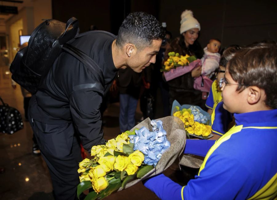 Cristiano Ronaldo wird am Flughafen in Riad (Saudi-Arabien) empfangen.