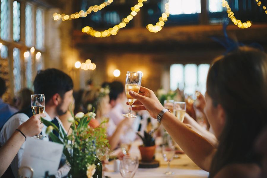 Tafel Prost Anstossen Gäste Feier Hochzeit Gläser Alkohol