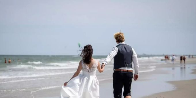 Immer mehr Hochzeitspaare lassen sich am Strand der ostfriesischen Insel Juist trauen. An diesem Freitag wird auf der Nordseeinsel die 200. Strandhochzeit unter freiem Himmel gefeiert. Foto: Matthias Balk/dpa/Archiv Immer mehr Hochzeitspaare lassen sich am Strand der ostfriesischen Insel Juist trauen. An diesem Freitag wird auf der Nordseeinsel die 200. Strandhochzeit unter freiem Himmel gefeiert. Foto: Matthias Balk/dpa/Archiv