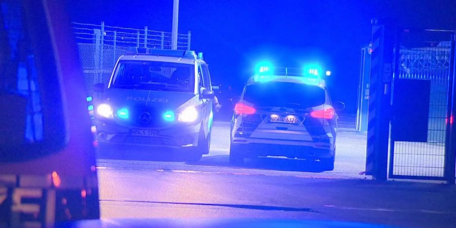 Auto durchbricht Flughafenzaun