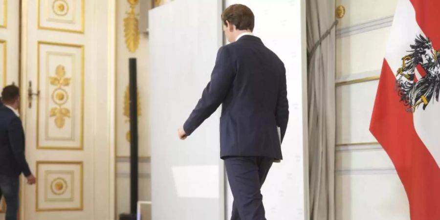 Kurz verlässt nach dem Statement den Saal im Bundeskanzleramt in Wien. Foto: Georg Hochmuth/APA/dpa