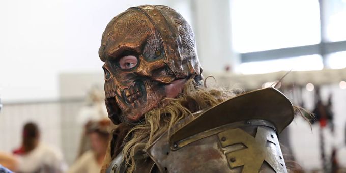 Verkleidung gehört für viele zum Besuch der «Fantasy Basel». verkleideter Mensch
