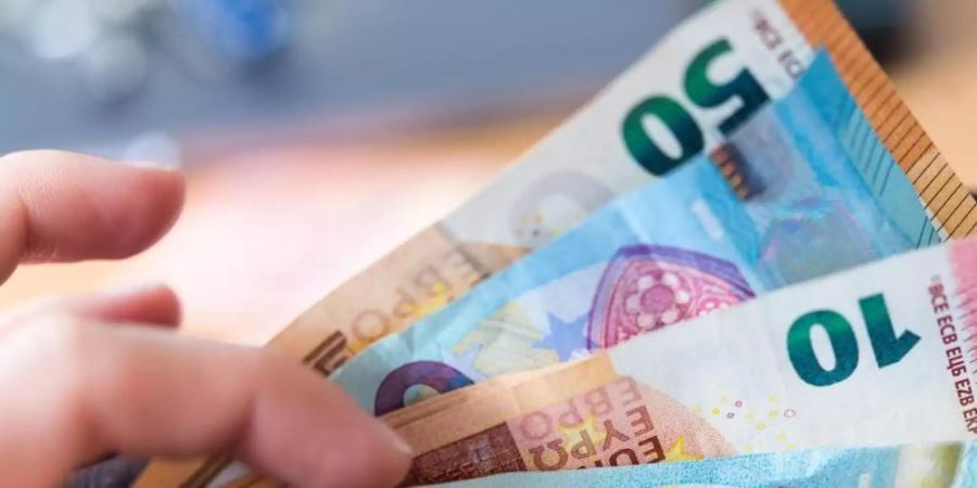 Drei Euro mehr: Die Hartz-IV-Sätze steigen im kommenden Jahr. Foto: Monika Skolimowska/dpa-Zentralbild/dpa