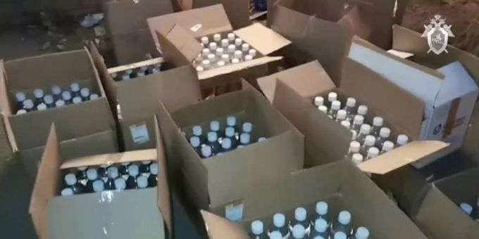Beschlagnahmte Schnapsflaschen in der Stadt Orsk Beschlagnahmte Schnapsflaschen in der Stadt Orsk