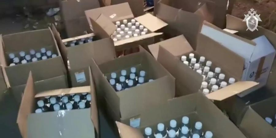 Beschlagnahmte Schnapsflaschen in der Stadt Orsk