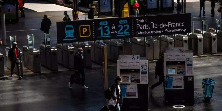 Fahrgäste in der Halle des Pariser Bahnhofs Gare du Nord. Foto: Aurelien Morissard/XinHua/dpa