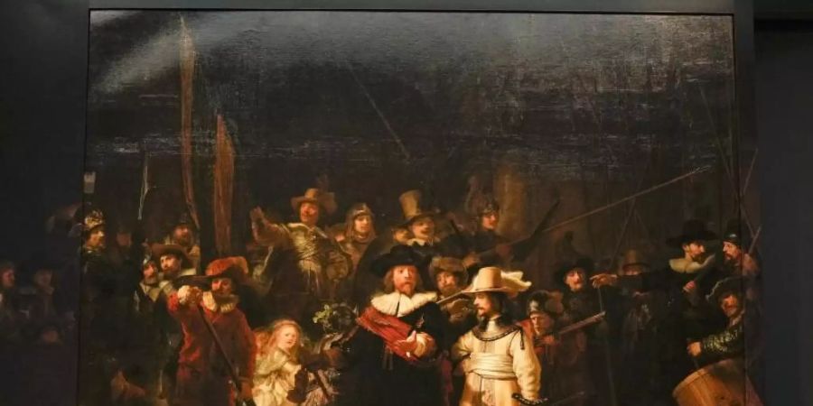 Das Gemälde «Die Nachtwache» von Rembrandt wird im Rijksmuseum ausgestellt. Für sein berühmtes Gemälde «Die Nachtwache» hat Rembrandt van Rijn (1606-1669) tatsächlich zunächst eine Skizze auf der Leinwand angefertigt. Foto: Peter Dejong/AP/dpa