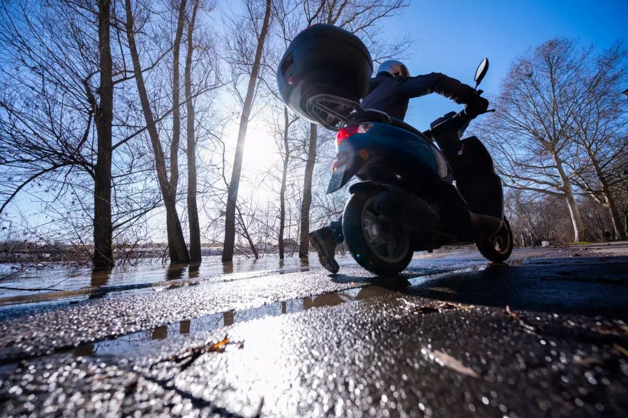 Motorrad auf feuchter Strasse im Winter