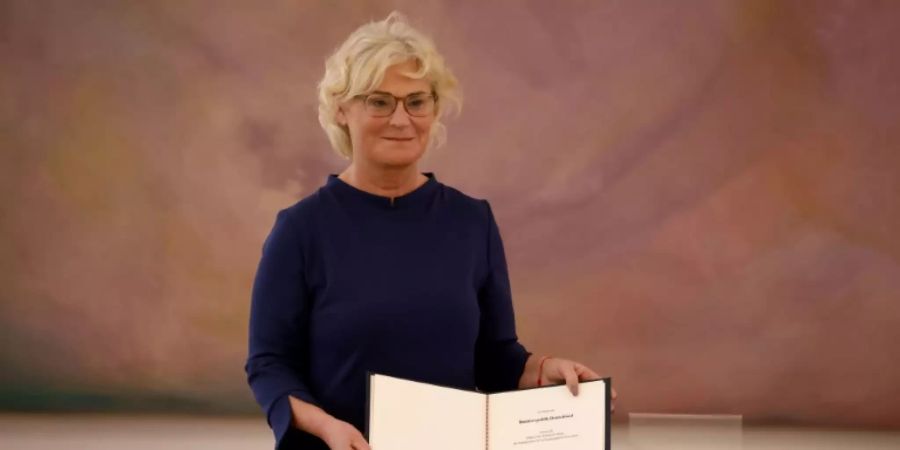 Christine Lambrecht mit ihrer Ernennungsurkunde