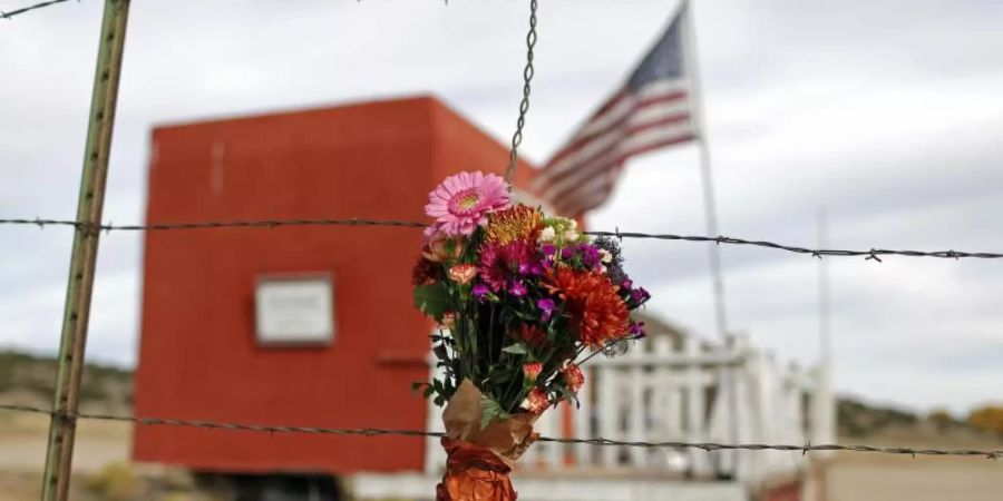 Ein Blumenstrauss hängt vor der Bonanza Creek Film Ranch nahe Santa Fe, wo sich der tödliche Unfall ereignete. Foto: Andres Leighton/AP/dpa