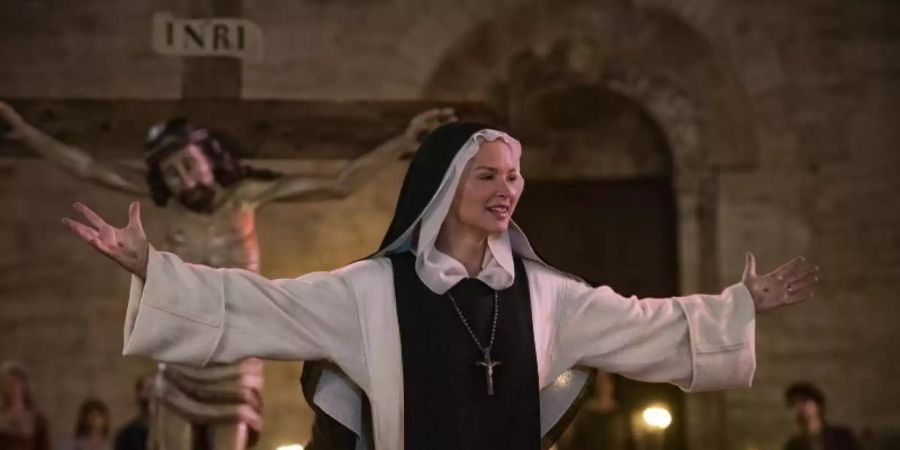 Die streng gläubige Benedetta (Virginie Efrira) macht im Kloster eine aussergewöhnliche Wandlung durch. Foto: -/capelight pictures/Koch Films/dpa