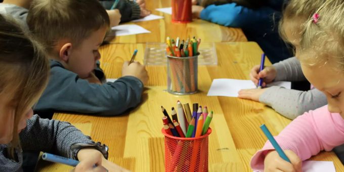 Kinder zeichnen im Unterricht. Unterricht