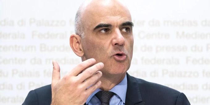 Bundesrat Alain Berset spricht an einer Medienkonferenz. Tierversuchsverbot