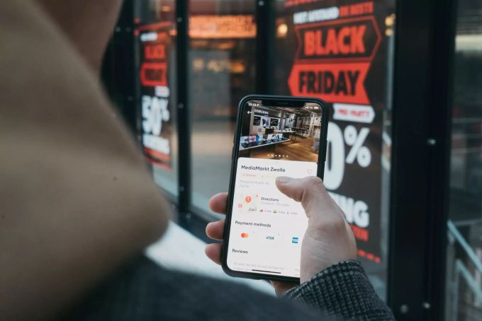Der Black Friday lockt mit kostengünstigen Angeboten. Smartphone