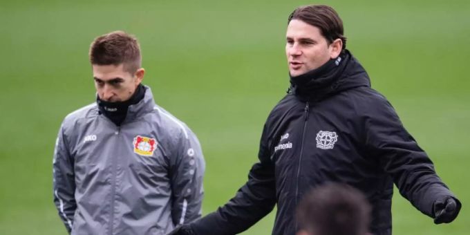 Leverkusens Trainer Gerardo Seoane (r) spricht beim Abschlusstraining zur Mannschaft. Foto: Marius Becker/dpa Leverkusens Trainer Gerardo Seoane (r) spricht beim Abschlusstraining zur Mannschaft. Foto: Marius Becker/dpa