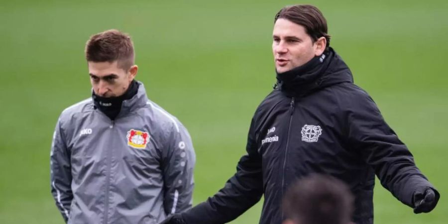Leverkusens Trainer Gerardo Seoane (r) spricht beim Abschlusstraining zur Mannschaft. Foto: Marius Becker/dpa