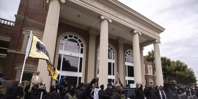 Black-Lives-Matter- und Black-Panther-Demonstranten vor dem Glynn County Courthouse in Brunswick, wo der Prozess stattfindet. Foto: Stephen B. Morton/AP/dpa Black-Lives-Matter- und Black-Panther-Demonstranten vor dem Glynn County Courthouse in Brunswick, wo der Prozess stattfindet. Foto: Stephen B. Morton/AP/dpa