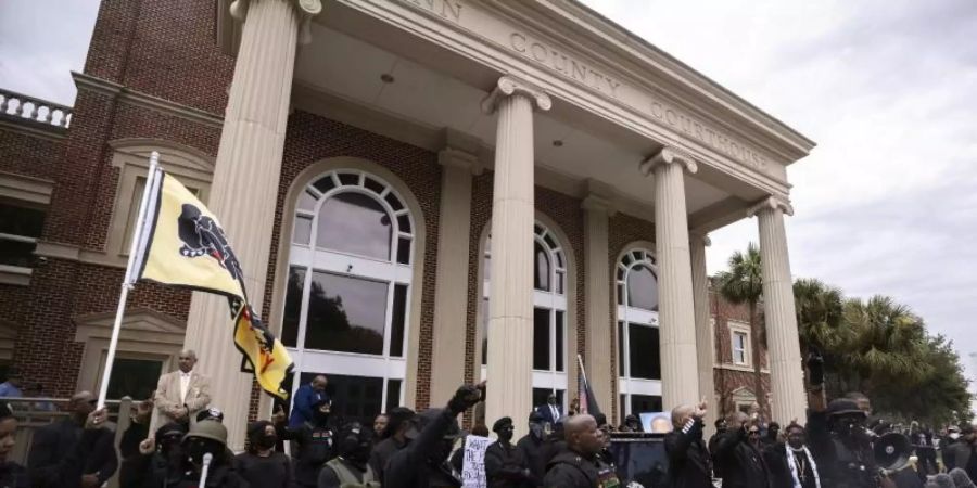 Black-Lives-Matter- und Black-Panther-Demonstranten vor dem Glynn County Courthouse in Brunswick, wo der Prozess stattfindet. Foto: Stephen B. Morton/AP/dpa