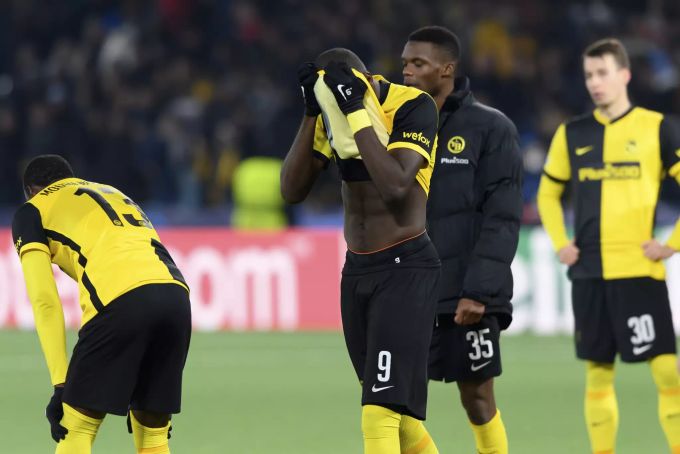 Enttäuschte YB-Spieler nach dem 3:3 im Heimspiel gegen Bergamo. YB