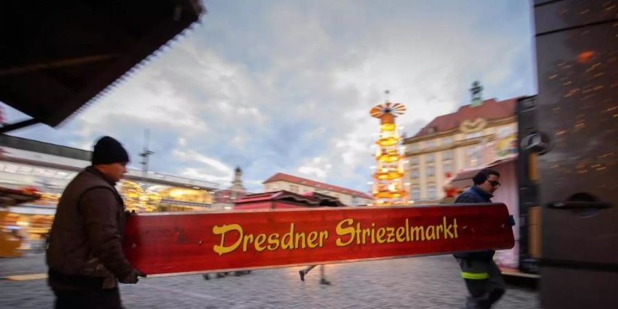 Kein Striezelmarkt in diesem Jahr. Der berühmte Markt wurde angesichts der Corona-Lage wieder abgebaut. Foto: Robert Michael/dpa-Zentralbild/dpa