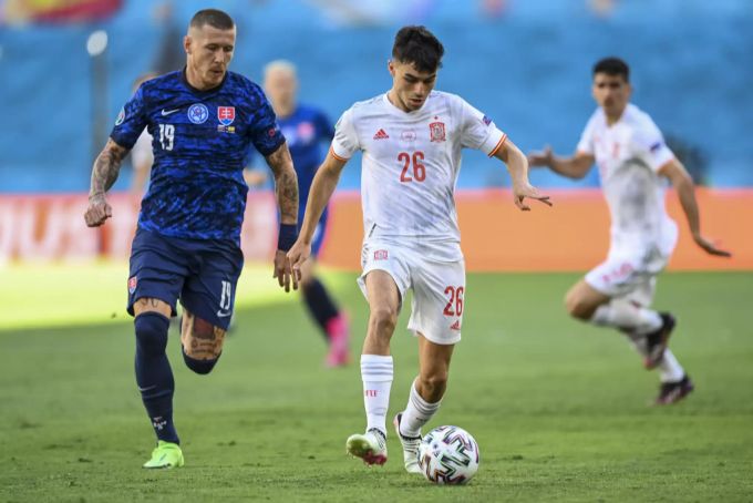 Der kleine und junge Pedri ist mit seiner hervorragenden Technik ein wichtiger Baustein im spanischen Team. Pedri Spanien WM 2022