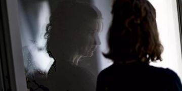 Frau dunkel Spiegelbild