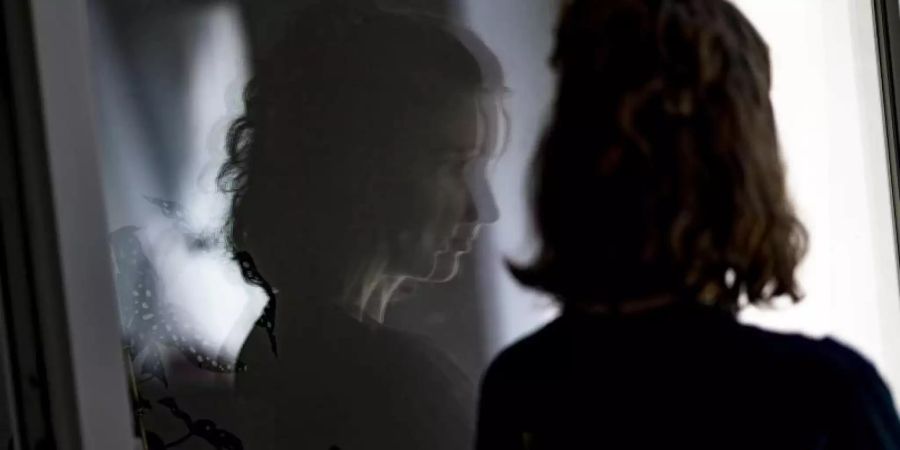 Frau dunkel Spiegelbild