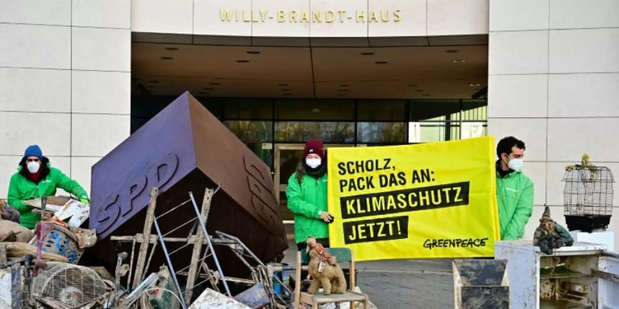 Greenpeace-Aktion vor der SPD-Zentrale in Berlin