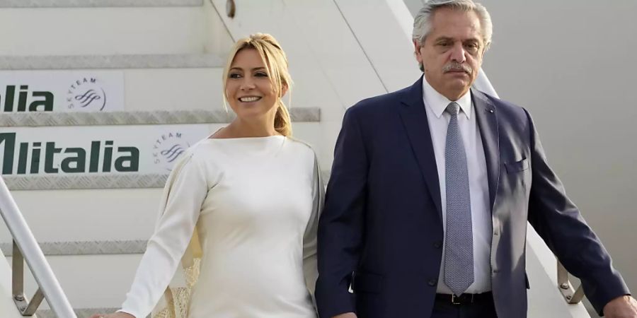 Argentiniens Präsident Alberto Fernandez und seine Lebensgefährtin Fabiola Yanez bei der Ankunft in Rom anlässlich des G20-Gipfels Ende Oktober. Foto: Andrew Medichini/AP/dpa