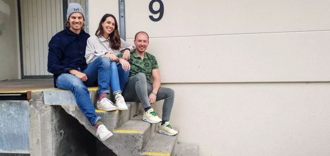 die Köpfe hinter Sockaffair: Jonas, Sandra und Luca Leute auf Treppe