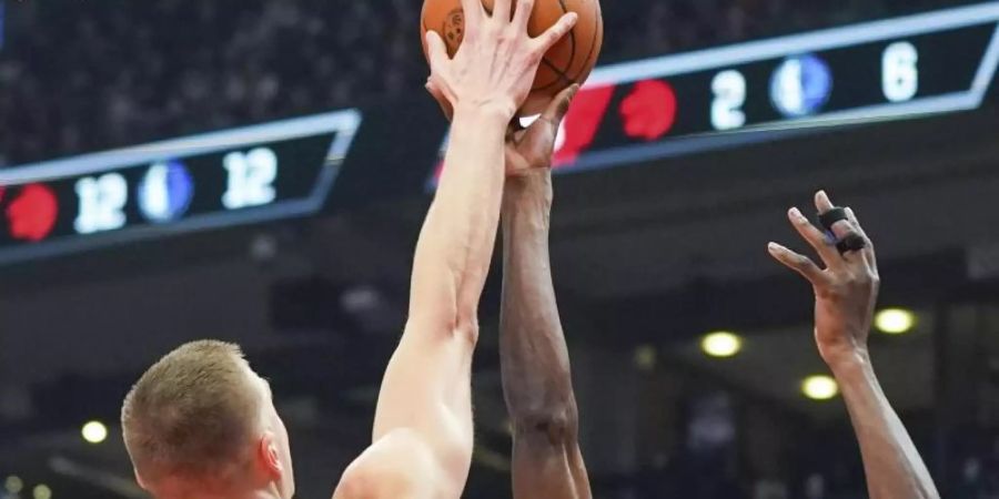 Kristaps Porzingis (l) von den Dallas Mavericks blockt Chris Boucher. Foto: Evan Buhler/The Canadian Press/AP/dpa