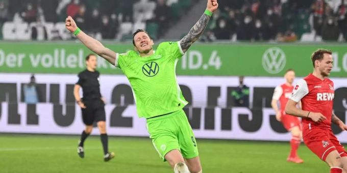 Der Wolfsburger Wout Weghorst (l) hat noch einen Vertrag in Wolfsburg bis zum Sommer 2023. Foto: Swen Pförtner/dpa Der Wolfsburger Wout Weghorst (l) hat noch einen Vertrag in Wolfsburg bis zum Sommer 2023. Foto: Swen Pförtner/dpa