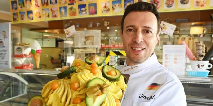 Giuseppe Cimino in seiner Eisdiele. Foto: Uli Deck/dpa/Archivbild