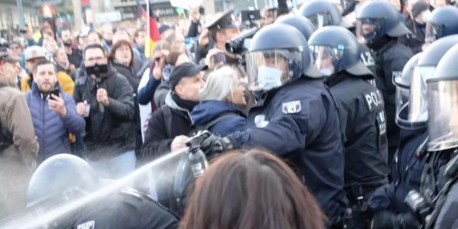 Ein Polizist setzt Pfefferspray gegen Teilnehmer einer Kundgebung von Kritikern der Coronamassnahmen ein - hier Anfang November in Leipzig. Foto: Sebastian Willnow/dpa-Zentralbild/dpa