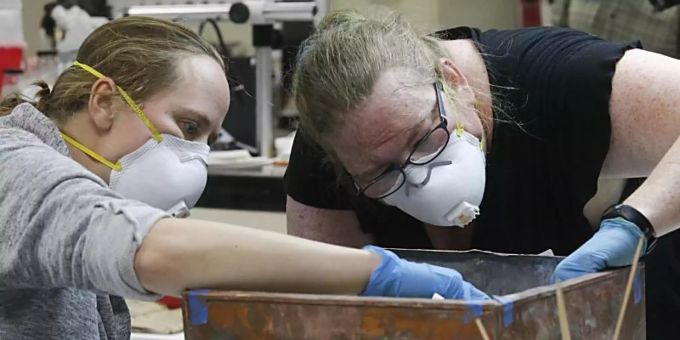 Sue Donovan (l) und Kate Ridgeway untersuchen die Artefakte der Zeitkapsel. Foto: Bob Brown/Richmond Times-Dispatch/AP/dpa Sue Donovan (l) und Kate Ridgeway untersuchen die Artefakte der Zeitkapsel. Foto: Bob Brown/Richmond Times-Dispatch/AP/dpa