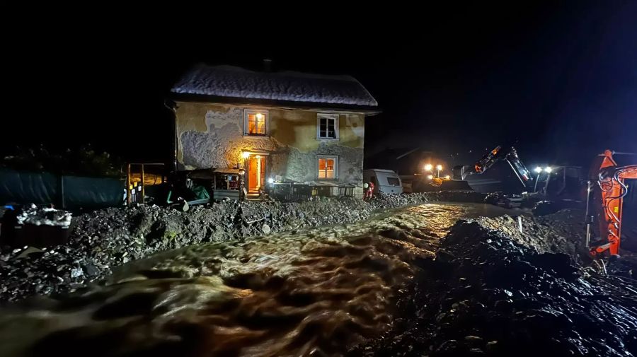 Die Wassermassen haben viel Geröll und Schlamm an die Häuser herangetragen.