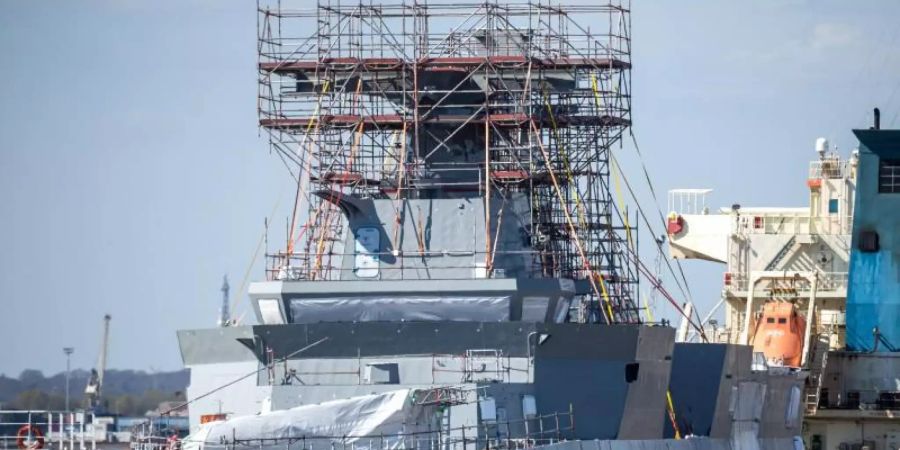 Ein Kriegsschiff vom Typ Meko 200 für Ägypten im Neustädter Hafen. Foto: Sina Schuldt/dpa