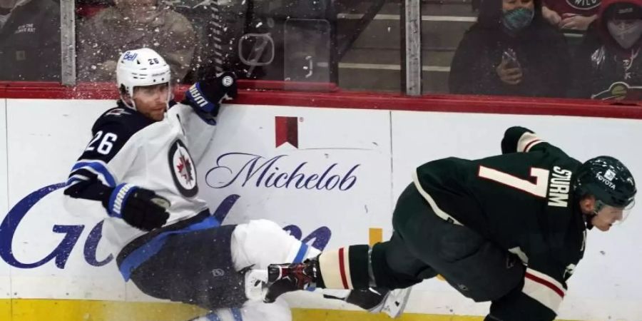 Nico Sturm (r) von den Minnesota Wild in Aktion gegen Blake Wheeler von den Winnipeg Jets. Foto: Jim Mone/AP/dpa