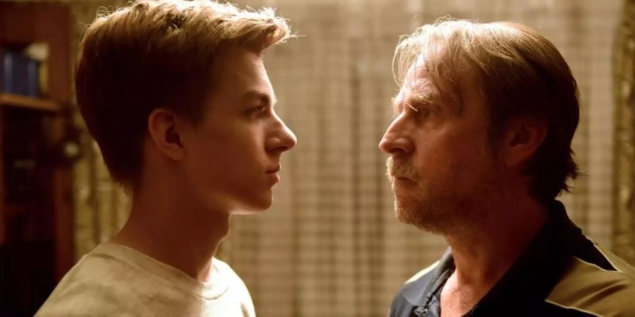 Benny (Nick J. Schuck, l) ist wütend, da sein Vater Volker (Bjarne Mädel) ihn vor seinen Freunden blamiert hat. Foto: Jürgen Olczyk/ARTE/BR/TV60 Filmproduktion/ARD /dpa