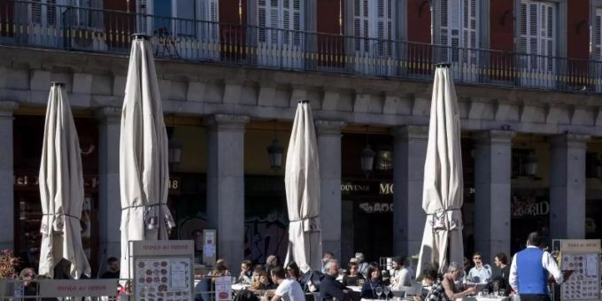 Kunden sitzen auf einer Terrasse in Madrid. In Spanien ist die Corona-Lage derzeit entspannt. Foto: A. Pérez Meca/EUROPA PRESS/dpa Kunden sitzen auf einer Terrasse in Madrid. In Spanien ist die Corona-Lage derzeit entspannt. Foto: A. Pérez Meca/EUROPA PRESS/dpa