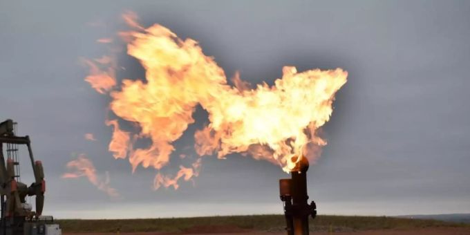 Eine Fackel verbrennt Erdgas an einer Ölquelle. Getrieben wird die Teuerung durch die Energie. Foto: Matthew Brown/AP/dpa Eine Fackel verbrennt Erdgas an einer Ölquelle. Getrieben wird die Teuerung durch die Energie. Foto: Matthew Brown/AP/dpa